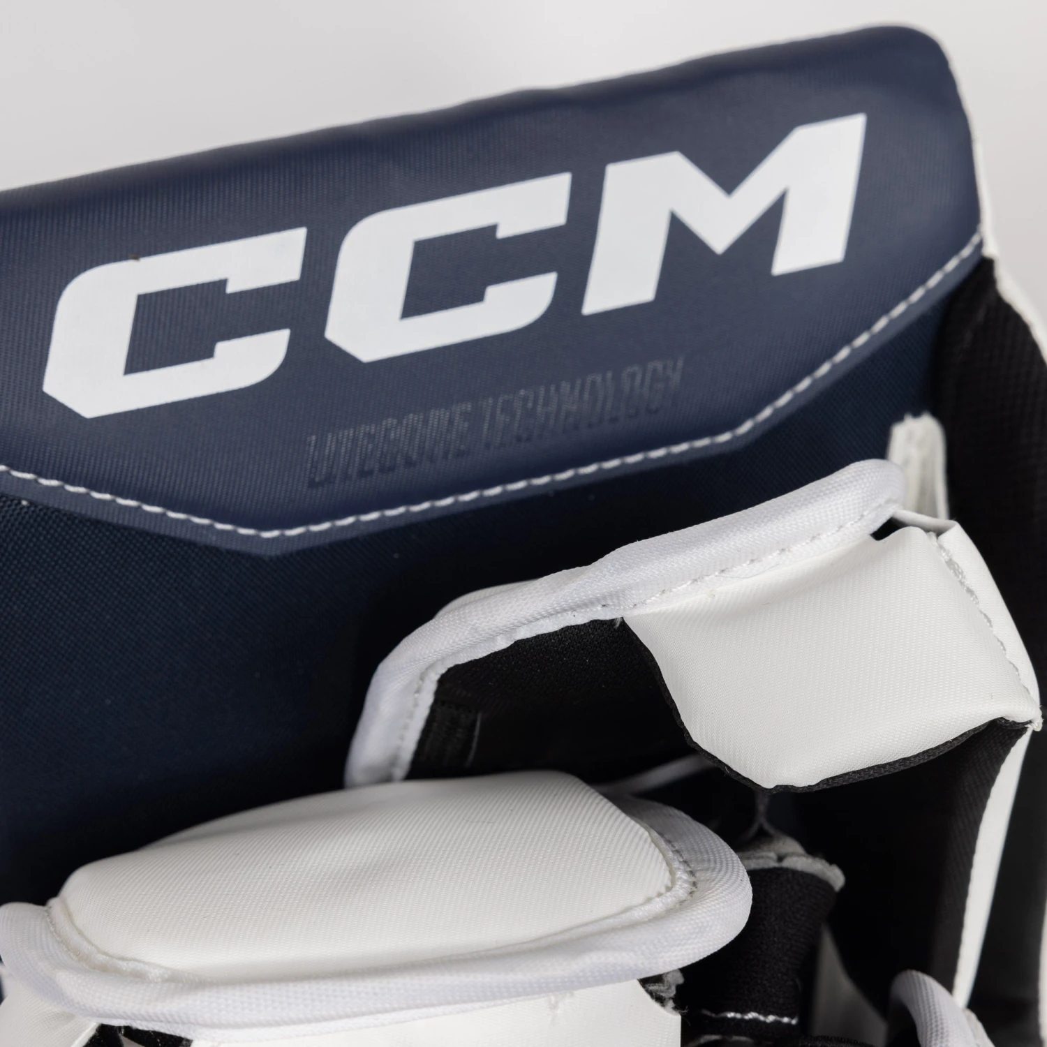 CCM Extreme Flex E6.5 Junior Goalie Blocker 6 CCM Extreme Flex E6.5 Junior Goalie Blocker - Image 4