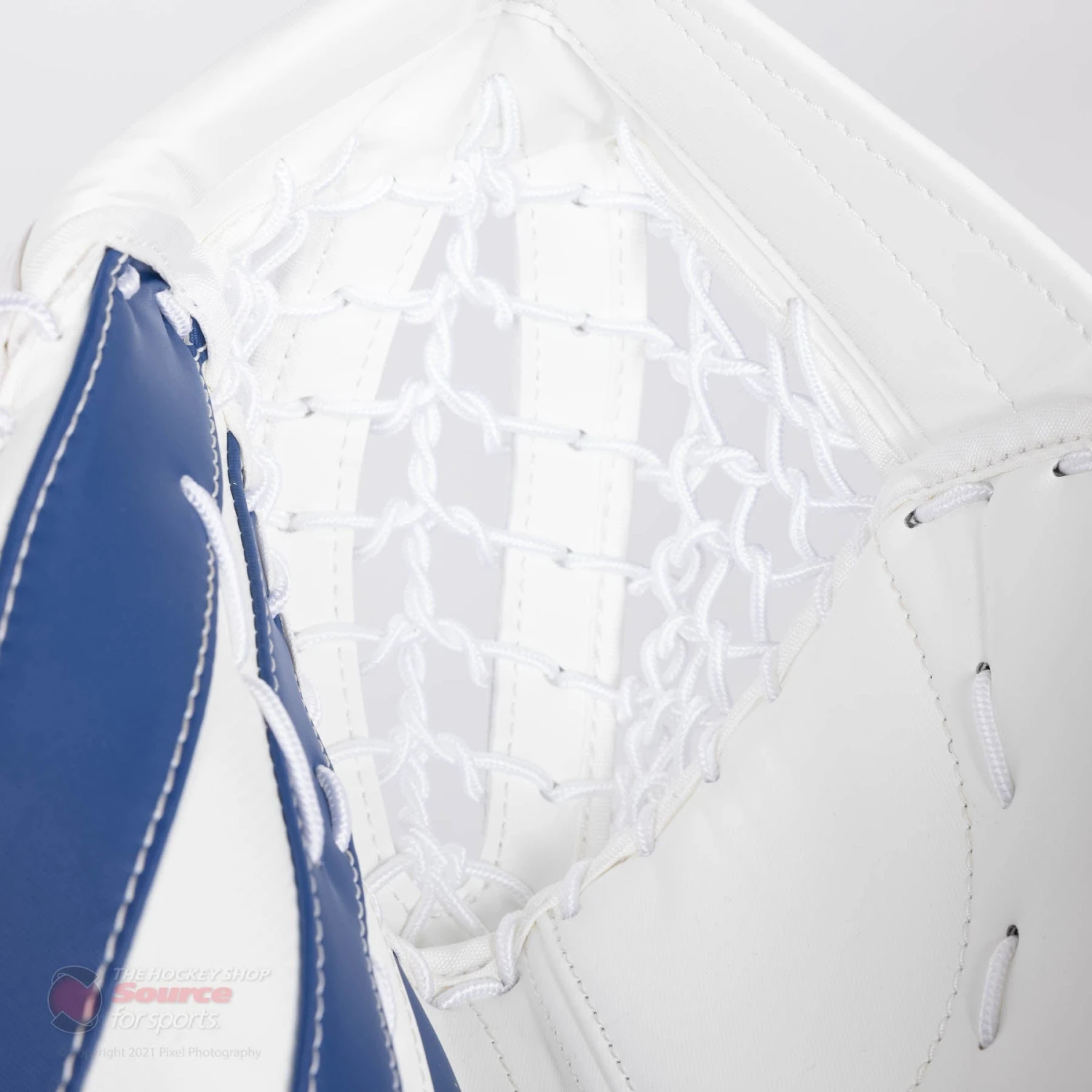 CCM Extreme Flex E5.5 Junior Goalie Catcher 7 CCM Extreme Flex E5.5 Junior Goalie Catcher - Image 5