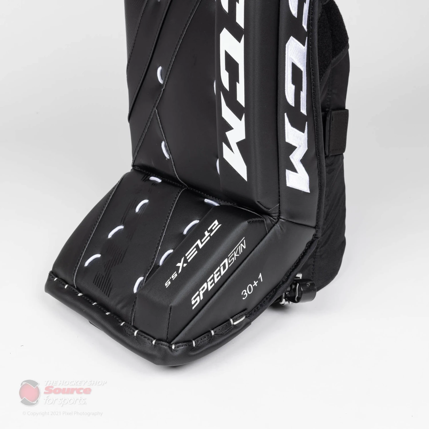 CCM Extreme Flex E5.5 Junior Goalie Leg Pads - Source Exclusive 7 CCM Extreme Flex E5.5 Junior Goalie Leg Pads - Source Exclusive - Image 5
